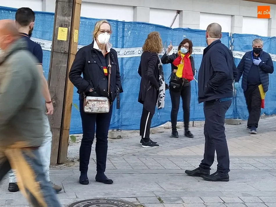 Foto 5 - La cacerolada en contra del Gobierno re&uacute;ne a m&aacute;s de 200 personas en Salamanca