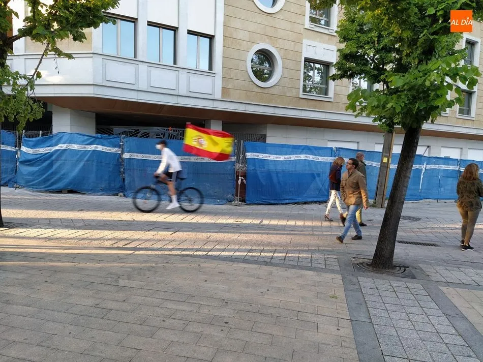 Foto 4 - La cacerolada en contra del Gobierno re&uacute;ne a m&aacute;s de 200 personas en Salamanca