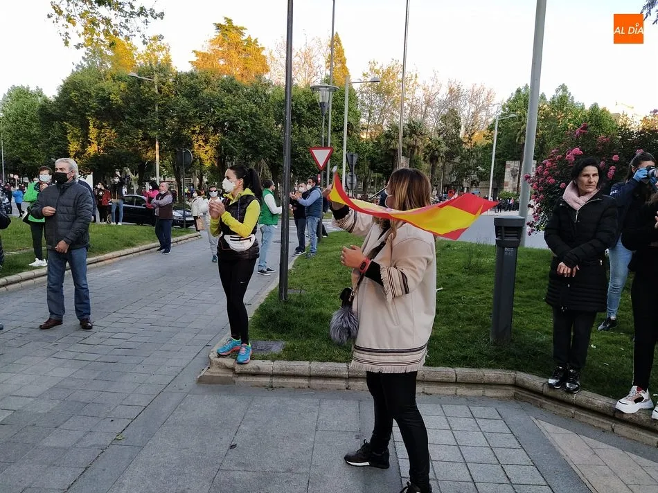 Foto 3 - La cacerolada en contra del Gobierno re&uacute;ne a m&aacute;s de 200 personas en Salamanca
