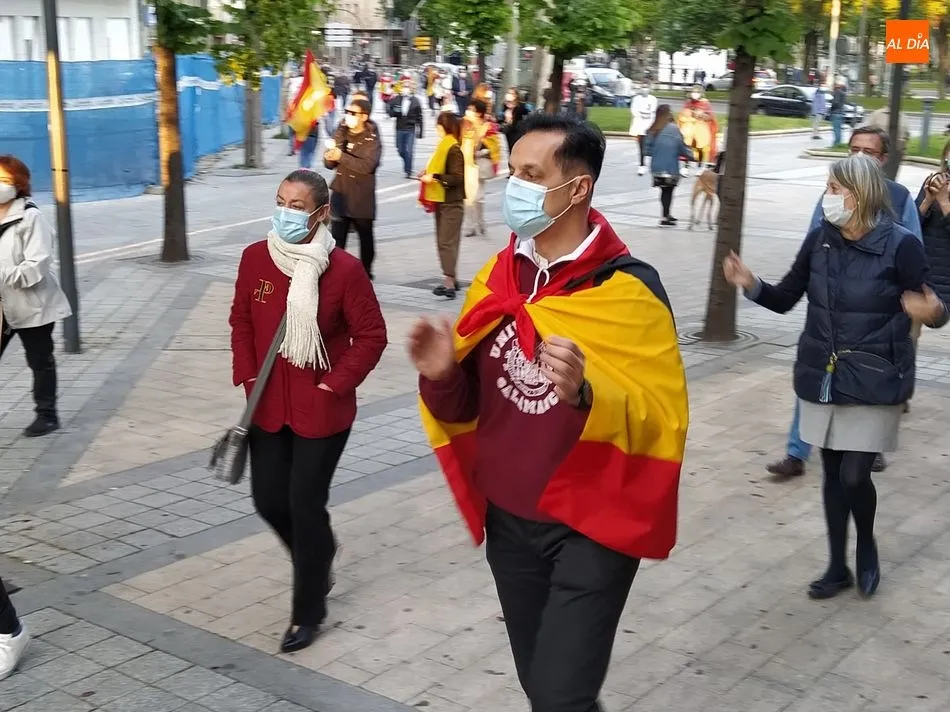 Foto 2 - La cacerolada en contra del Gobierno re&uacute;ne a m&aacute;s de 200 personas en Salamanca