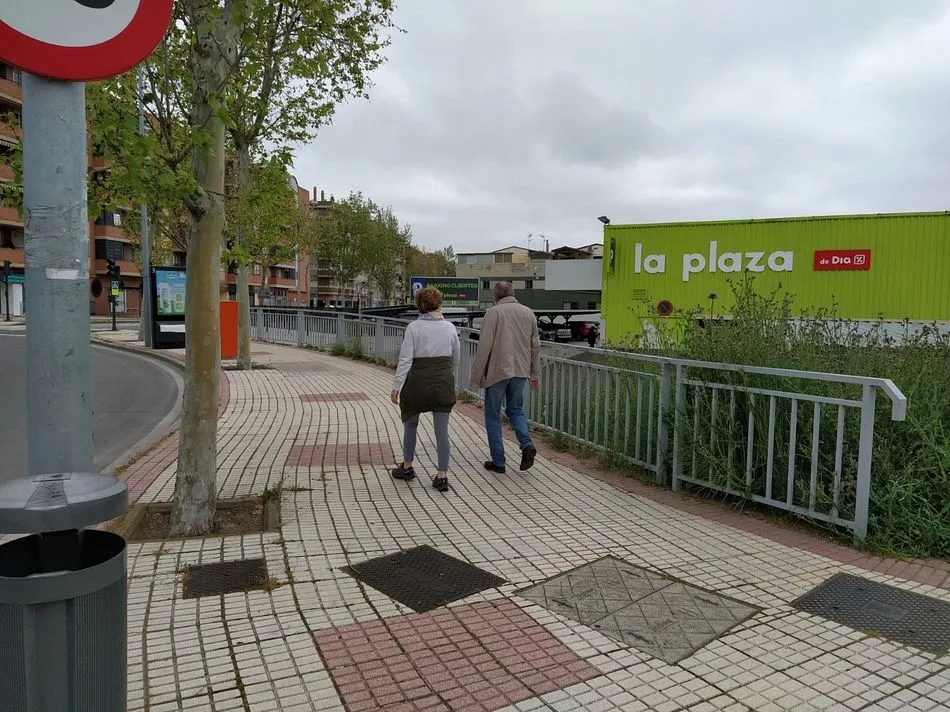 Dos vecinos de Salamanca paseando en Fase 0