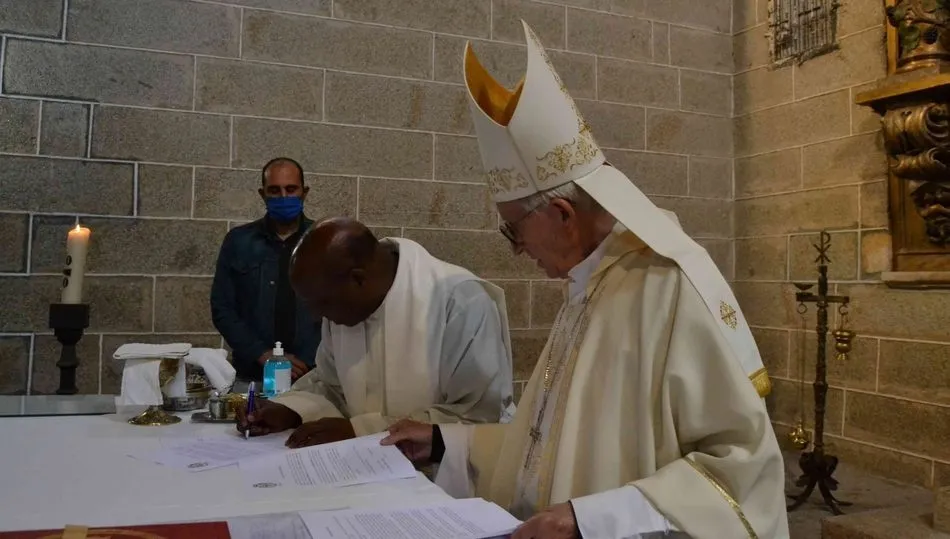 Momento de la firma de Jean Claude Bizimungo como n uevo párroco de vilvestre / FOTOS: DIÓCESIS DE CIUDAD RODRIGO