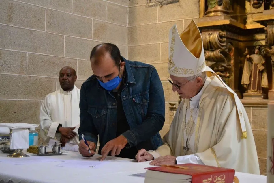 Foto 4 - El sacerdote Jean Claude Bizimungo toma posesi&oacute;n de la parroquia de Vilvestre  