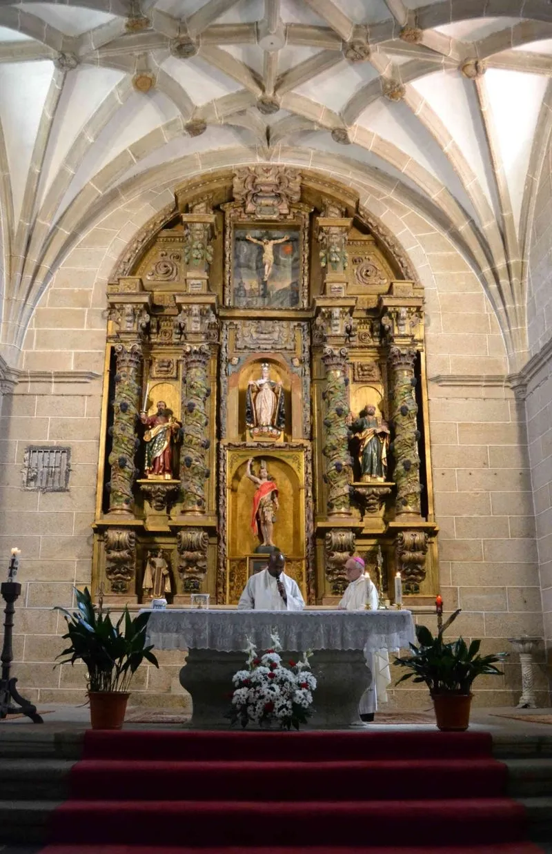 Foto 2 - El sacerdote Jean Claude Bizimungo toma posesi&oacute;n de la parroquia de Vilvestre  