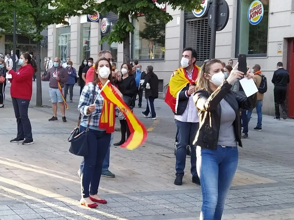 Foto 11 - Una nueva cacerolada pide &ldquo;libertad&rdquo; en el centro de Salamanca