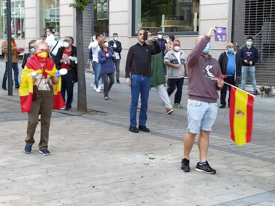 Foto 9 - Una nueva cacerolada pide &ldquo;libertad&rdquo; en el centro de Salamanca
