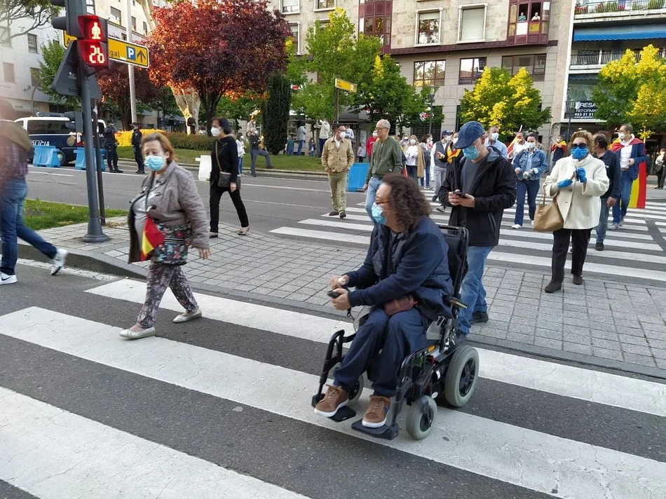 Foto 8 - Una nueva cacerolada pide &ldquo;libertad&rdquo; en el centro de Salamanca