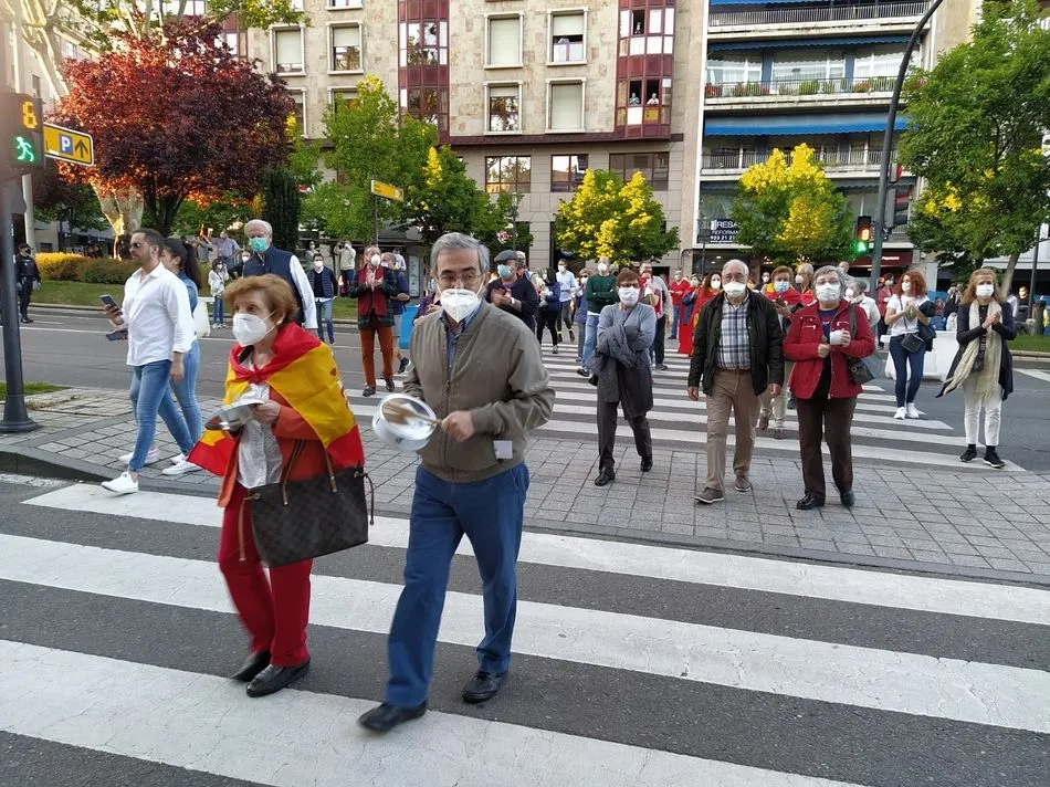 Foto 7 - Una nueva cacerolada pide &ldquo;libertad&rdquo; en el centro de Salamanca