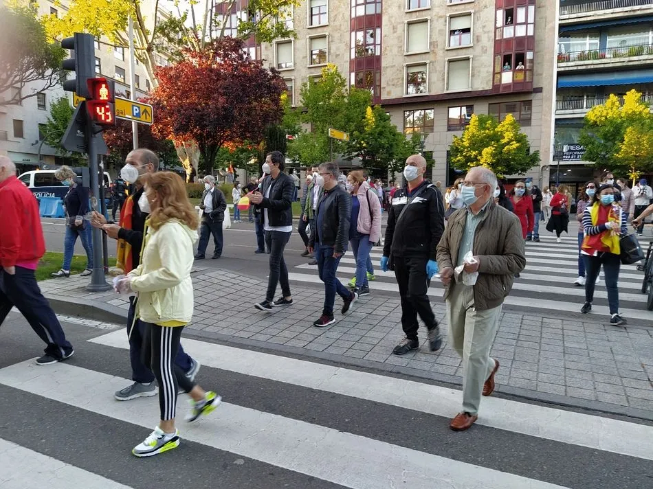 Foto 4 - Una nueva cacerolada pide &ldquo;libertad&rdquo; en el centro de Salamanca