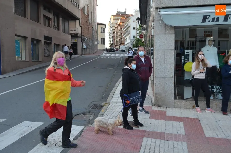 Foto 10 - La cacerolada contra el Gobierno se hace o&iacute;r con fuerza por primera vez en B&eacute;jar