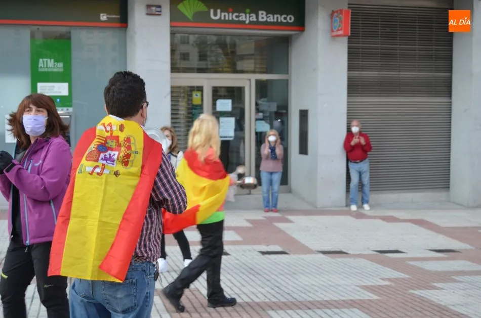 Foto 7 - La cacerolada contra el Gobierno se hace o&iacute;r con fuerza por primera vez en B&eacute;jar