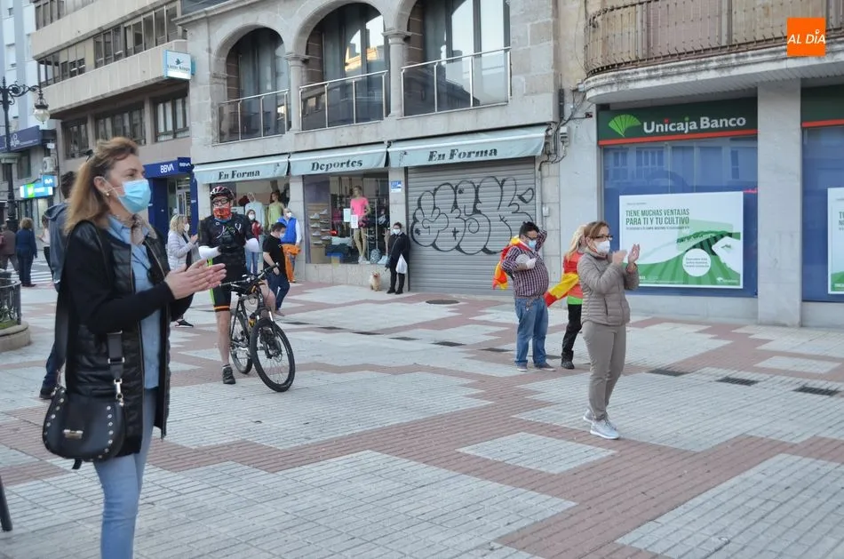 Foto 6 - La cacerolada contra el Gobierno se hace o&iacute;r con fuerza por primera vez en B&eacute;jar