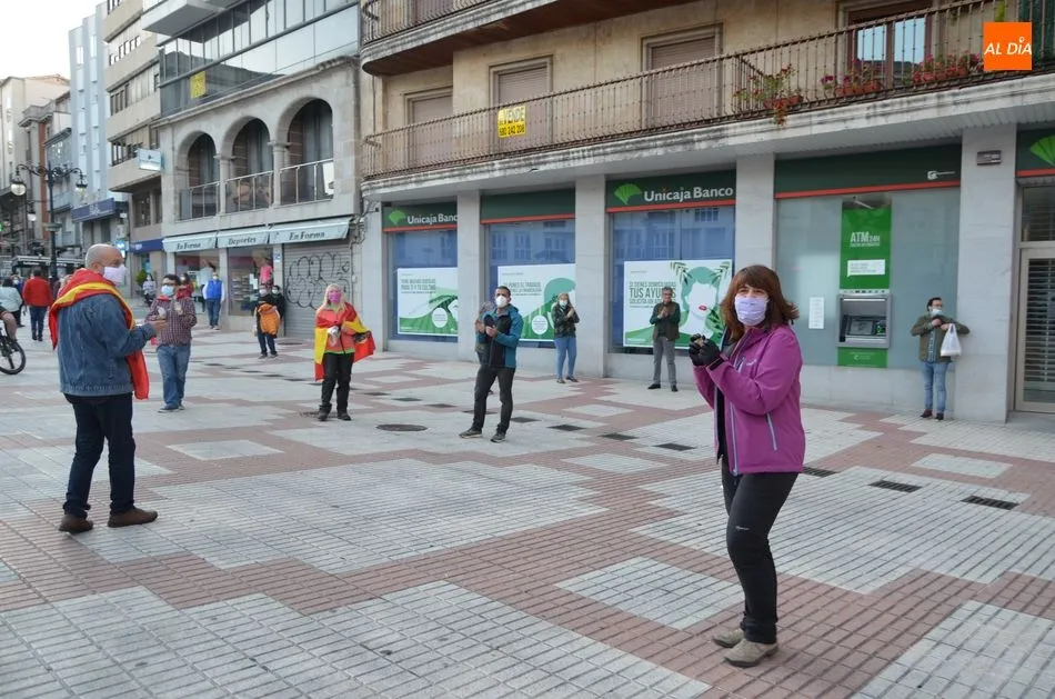 Foto 5 - La cacerolada contra el Gobierno se hace o&iacute;r con fuerza por primera vez en B&eacute;jar