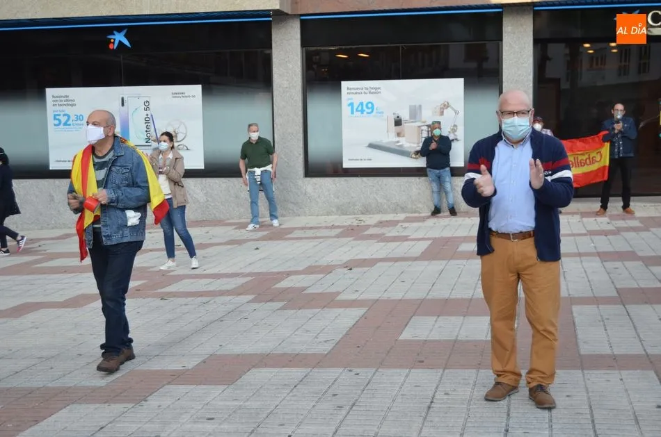 Foto 4 - La cacerolada contra el Gobierno se hace o&iacute;r con fuerza por primera vez en B&eacute;jar