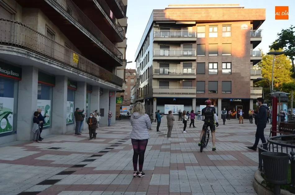 Foto 2 - La cacerolada contra el Gobierno se hace o&iacute;r con fuerza por primera vez en B&eacute;jar
