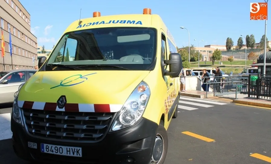 Ambulancia junto al Hospital Clínico de Salamanca. Foto de archivo