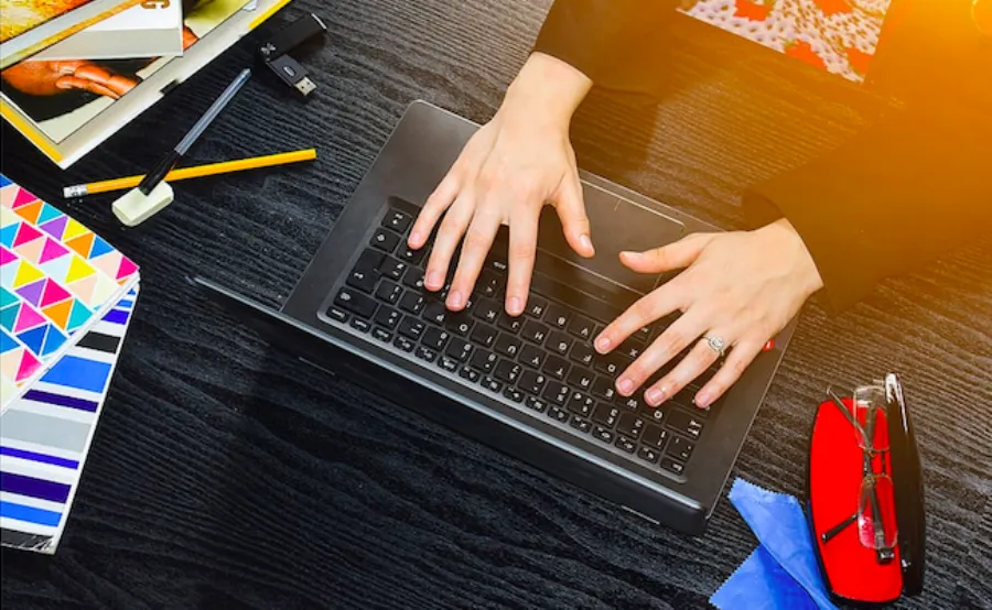 el 90 por ciento de los docentes, prácticamente la totalidad del colectivo, manifiesta que se está comunicando con sus alumnos a través de las distintas plataformas de trabajo online y utilizando herramientas colaborativas como Teams, Moodle, Skype o Zoom