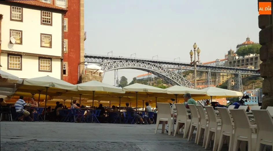 Terrazas en la Ribeira de Oporto antes de la pandemia/ MARTÍN-GARAY