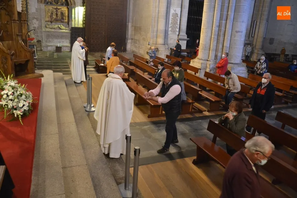 Foto 3 - La Catedral reabre sus puertas para su 1&ordf; misa de la &lsquo;nueva normalidad&rsquo;  