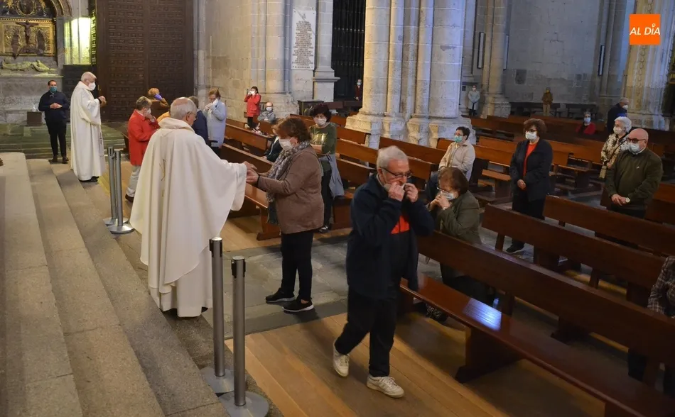 Los fieles sólo pudieron retirarse la mascarilla momentáneamente para comulgar