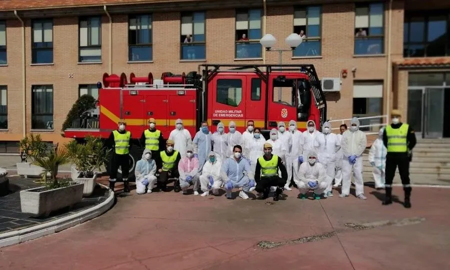 Soldados de la UME y trabajadores de una residencia de Castilla y León