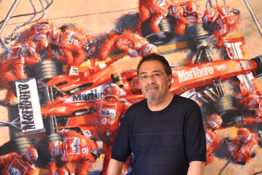 Juan Carlos Ferrigno, junto a una de sus obras