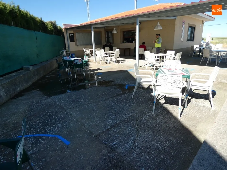 Terraza de bar en Zorita de la Frontera. / Jorge Holguera