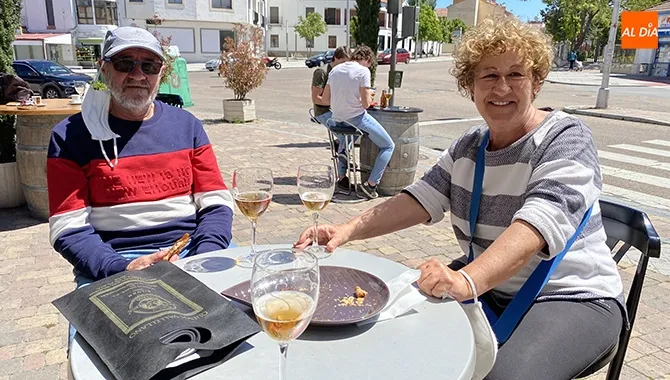 Numerosos vecinos han vuelto a disfrutar en la terraza del bar este lunes en Peñaranda