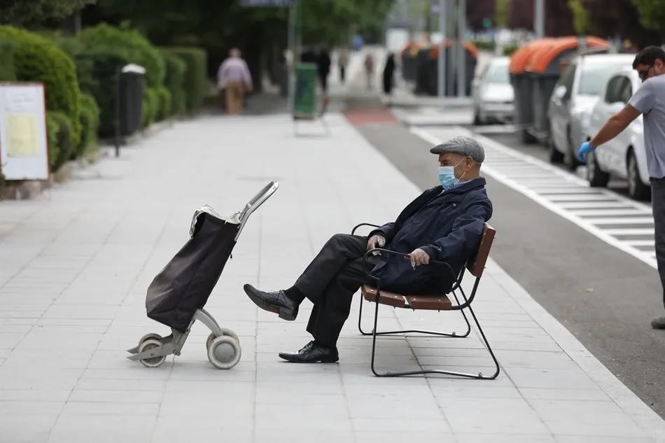 Un hombre con una mascarilla en la calle en una imagen de archivo. Foto: EP