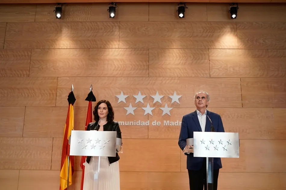 La presidenta de la Comunidad de Madrid, Isabel Díaz Ayuso, y el consejero de Sanidad de la comunidad, Enrique Ruiz Escudero, comparecen en rueda de prensa. Foto: EP