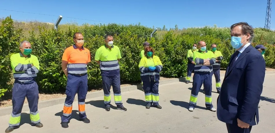 Encuentro de Carlos García Carbayo, alcalde de Salamanca, con trabajadores del servicio de limpieza
