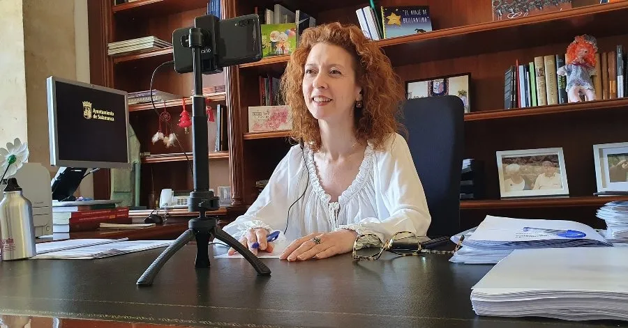 Ana Suárez, primera teniente de alcalde de Salamanca, en su videoconferencia con los medios salmantinos