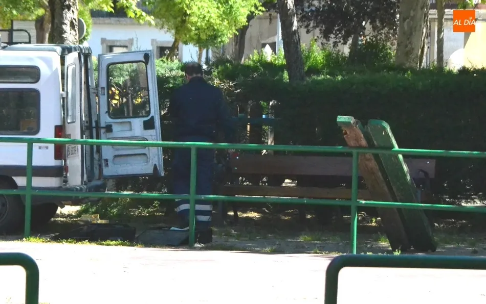 Renovados los bancos del contorno de la pista de patinaje de La Glorieta  