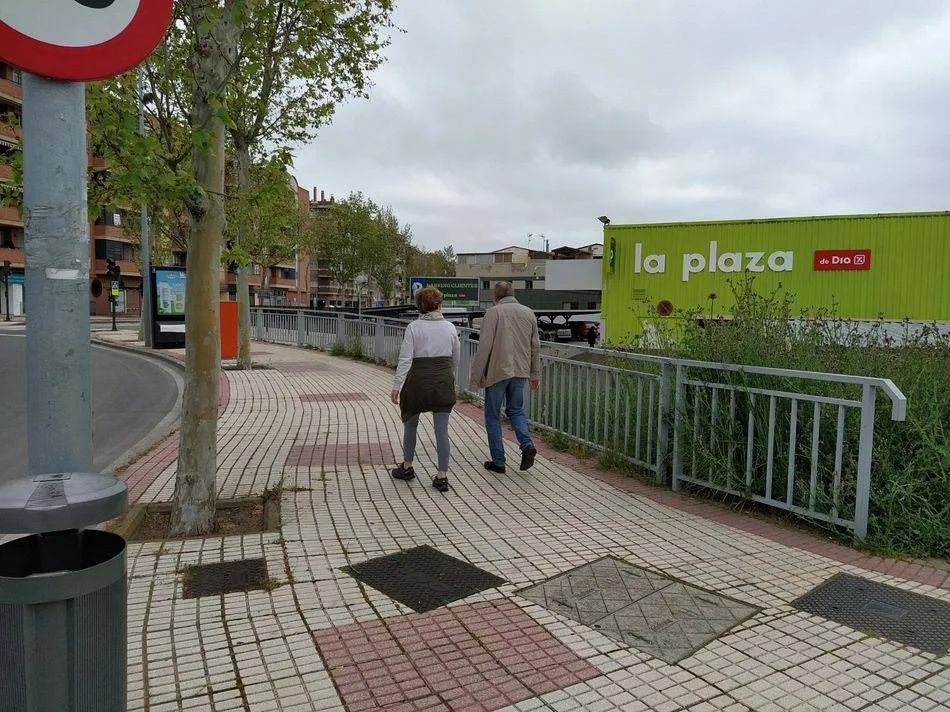 Dos vecinos de Salamanca paseando en Fase 0