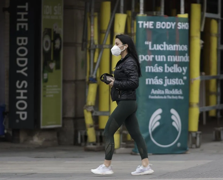 Una mujer camina con una mascarilla por Madrid - Eduardo Parra - Europa Press