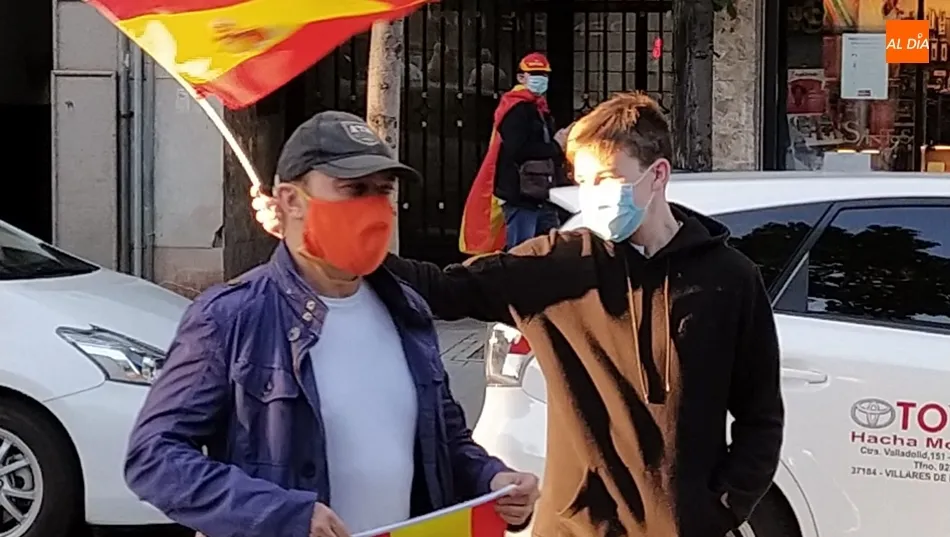 Los manifestantes, ataviados con la bandera de España