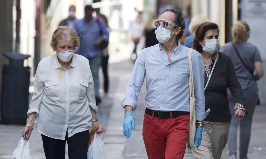 Al uso ya obligatorio en el transporte público su sumará ahora la utilización obligatoria en espacios cerrados y en la vía pública. Foto de María José López - EP