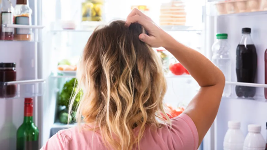 La sensación de recompensa inmediata en situaciones de estrés, de ansiedad o de aburrimiento lleva a los consumidores a adoptar  unos hábitos menos saludables aumentando el consumo de productos más calóricos o con más grasas y azúcares. Foto OCU