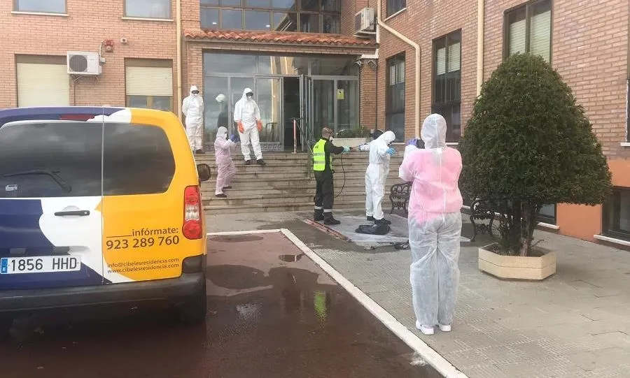 Tareas de desinfección en una residencia de Salamanca