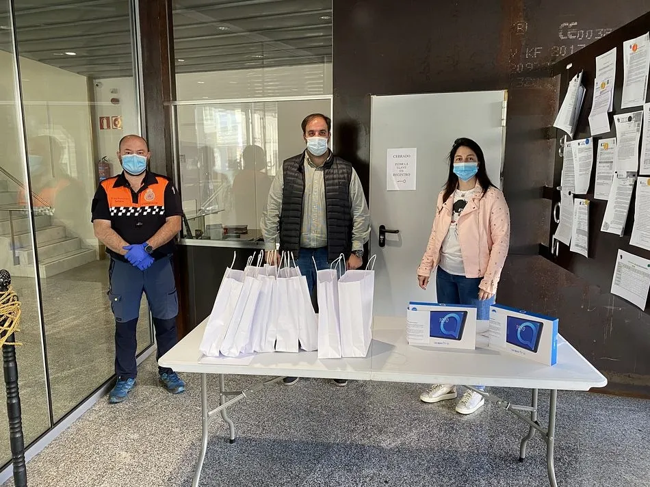 Entrega de tablets por parte del Ayuntamiento a estudiantes de la villa - Ayto. de Guijuelo