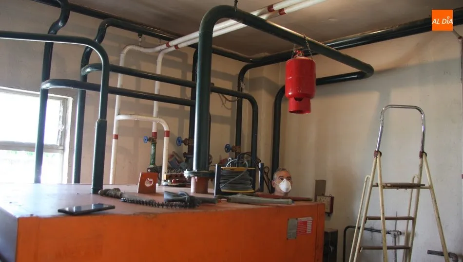 En estos momentos se está llevando a cabo la reparación de la red de abastecimiento de agua en el colegio / CORRAL