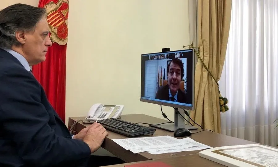 El alcalde de Salamanca, Carlos García Carbayo, en la conferencia de alcaldes y presidentes de diputaciones provinciales con Fernández Mañueco