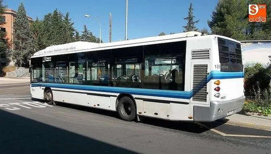 El aforo de los autobuses mantendrá su limitación a 20 usuarios máximo por vehículo, a fin de facilitar la distancia interpersonal de seguridad