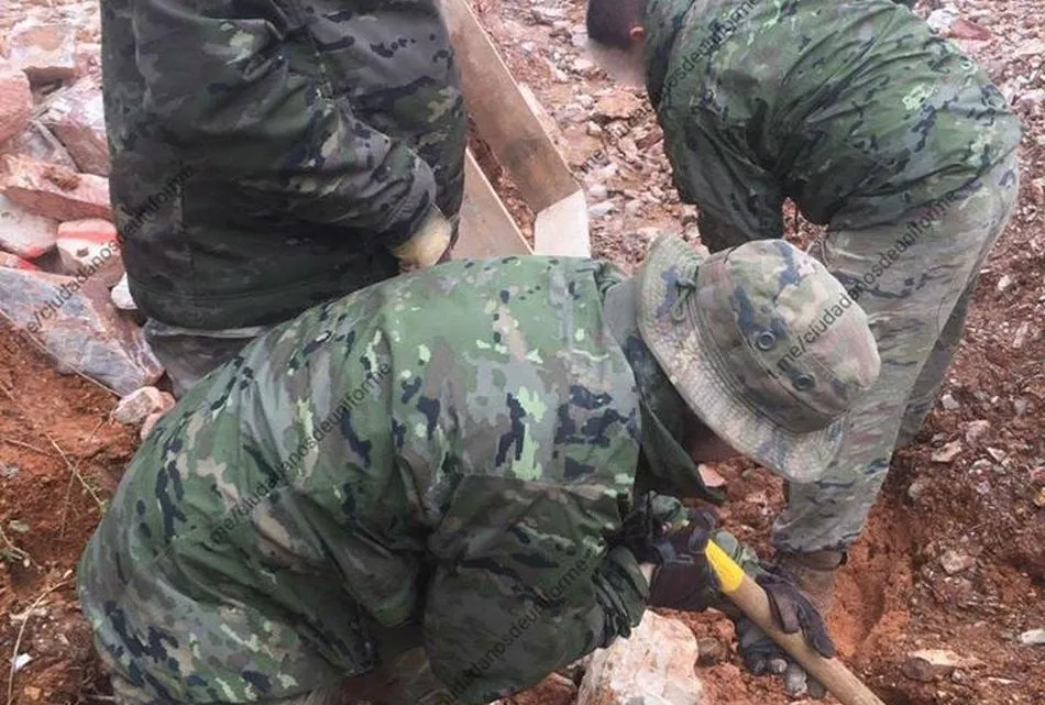 miembros del Regimiento de Ingenieros durante el trabajo. Fotos: Facebook Versión Militar