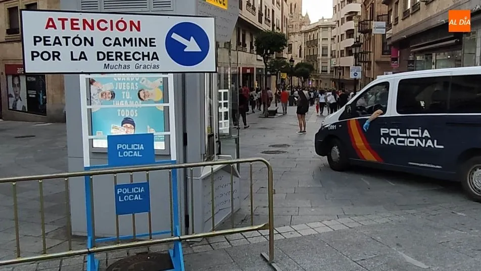 Señal en la calle Toro que indica a los peatones que deben ir por la derecha, para evitar aglomeraciones