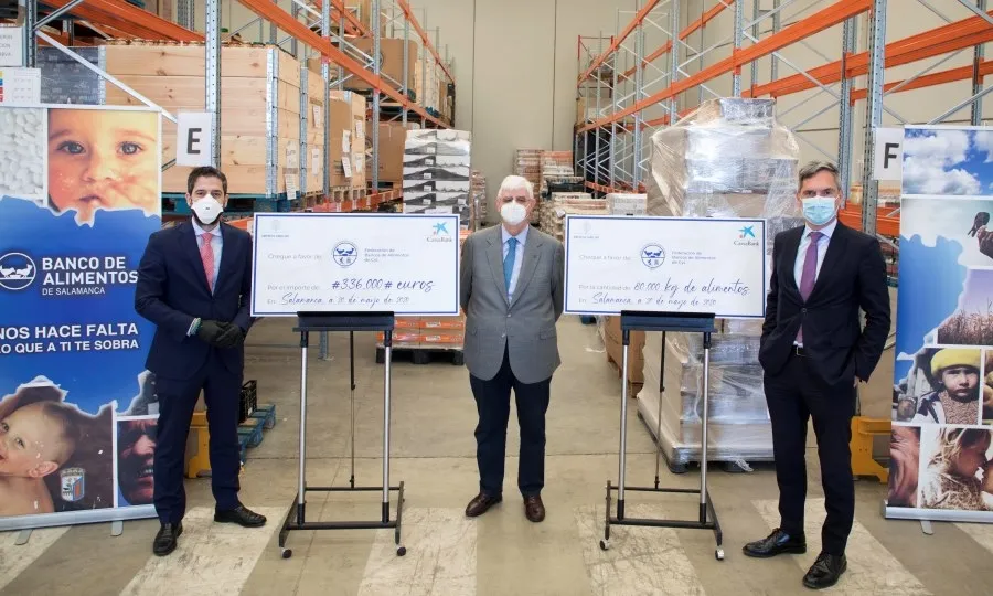 El presidente de EFCL, César Pontvianne, acompañado del director del Área de Negocio Salamanca y Zamora de CaixaBank, Carlos Arruti, hizo entrega hoy de sendos cheques simbólicos al presidente del Banco de Alimentos de Salamanca, Godofredo García