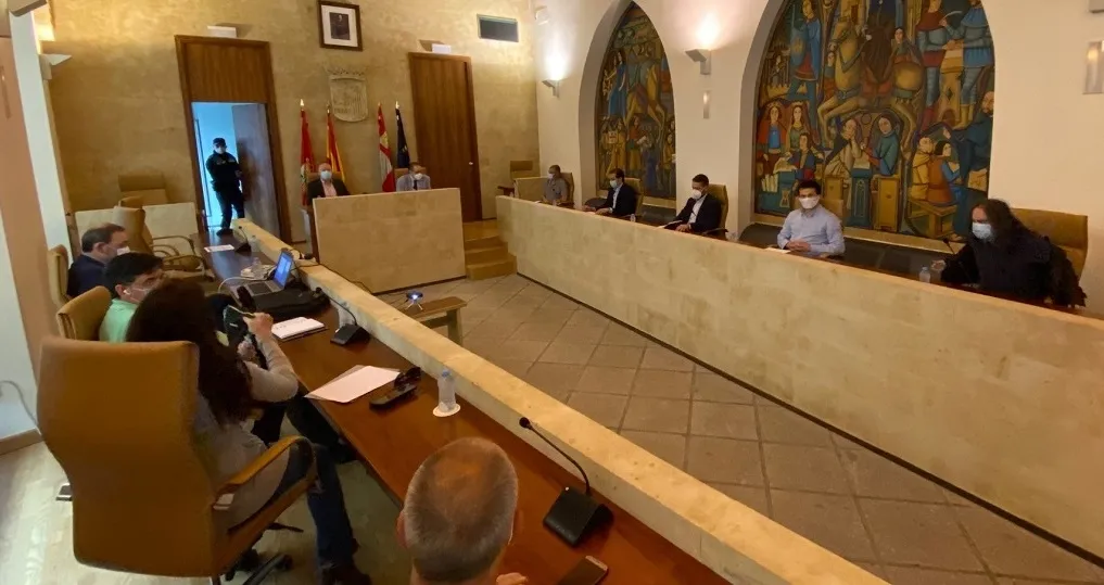 El concejal de Protección Ciudadana, Tráfico y Transportes, Fernando Carabias, y el concejal de Comercio, Juan José Sánchez, han mantenido hoy un nuevo encuentro con los colectivos implicados