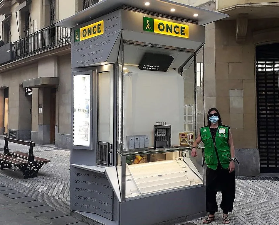 Una vendedora de la ONCE en su punto de venta - ONCE
