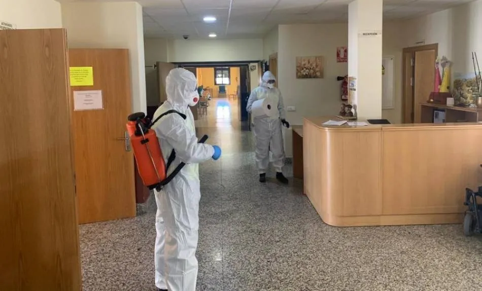 Labores de desinfección en residencias de mayores