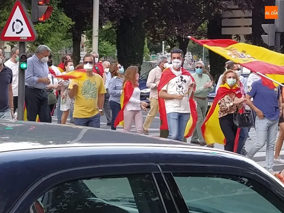 Asistentes a las protestas que han recorrido el centro de la ciudad este jueves